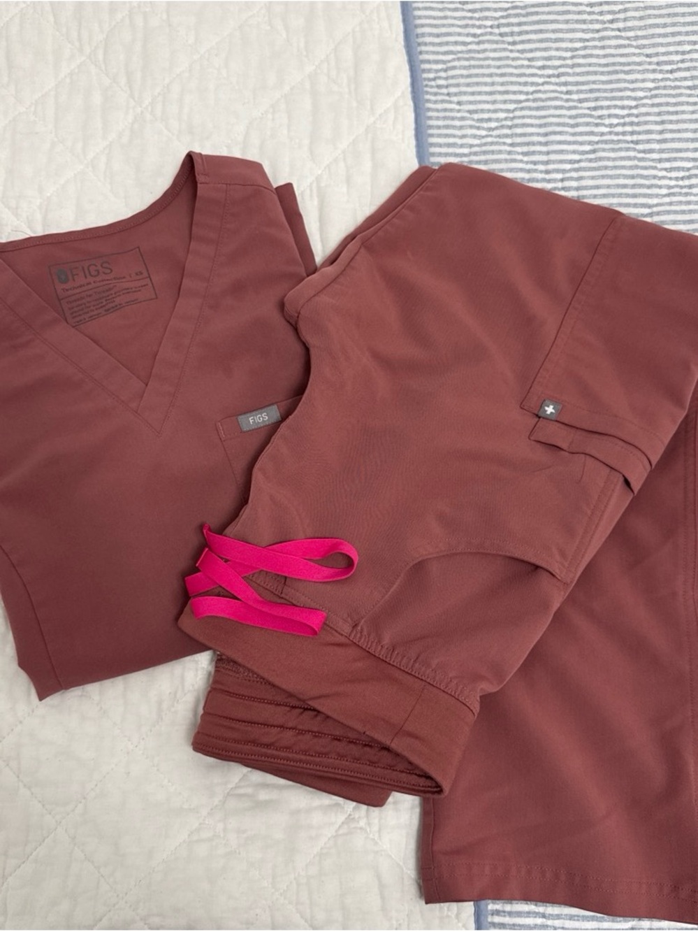 FIGS Women's Scrub Set in Dusty Rose - V-Neck Top & Drawstring Pants. BOTH XS
